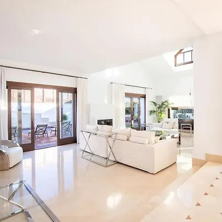 Spacious With Private Pool And Parking In Mykonos